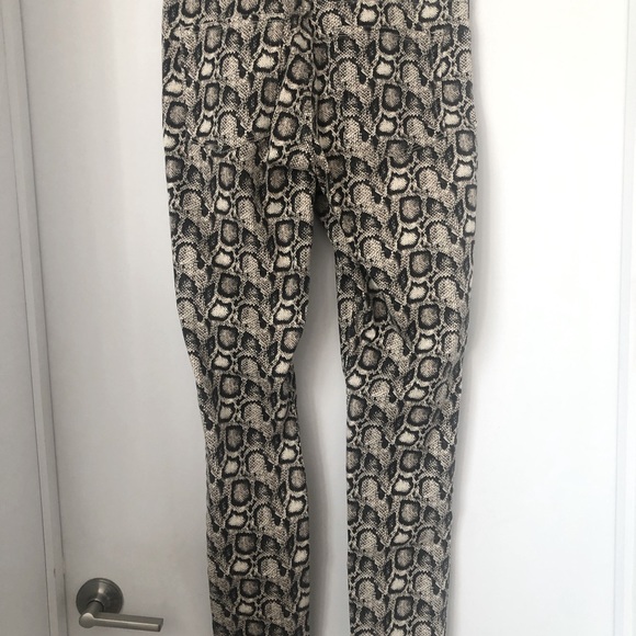 Good American pants. Snakeskin pattern fabric. Size 32/14 - Picture 3 of 3